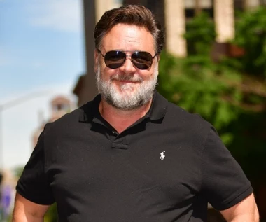 Russell Crowe wypoczywa na wakacjach z młodszą o 26 lat partnerką 