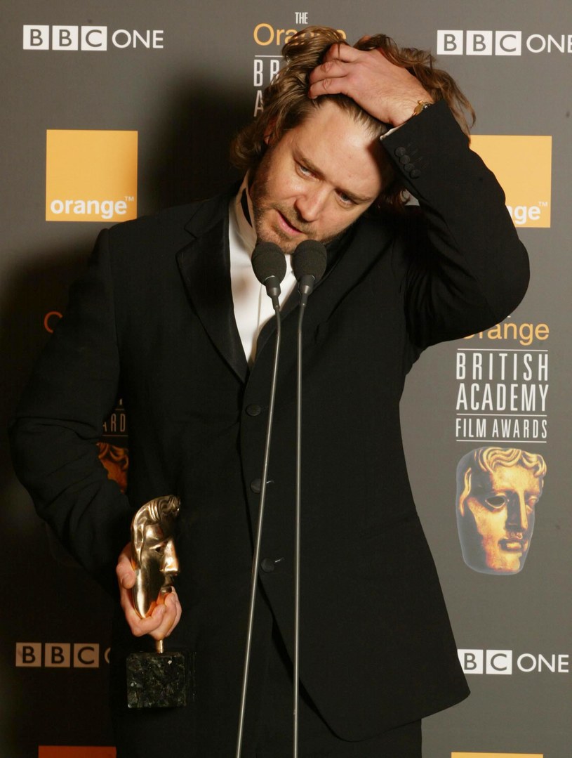 Russell Crowe z nagrodą BAFTA za rolę w "Pięknym umyśle" /Dave Hogan/Mission /Getty Images