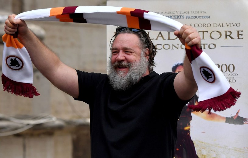 Russell Crowe z szalikiem drużyny AS Roma /AFP