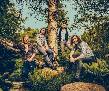 Rust debiutuje w zachodzącym słońcu (teledysk "A Thousand Sounds")