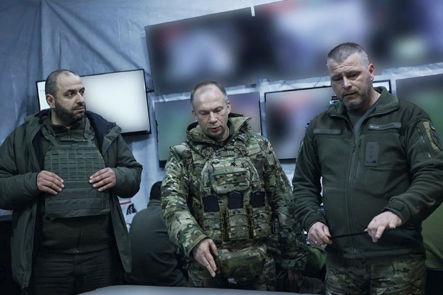 Rustem Umerow (po lewej) i gen. Ołeksandr Syrski (w środku) /HANDOUT/AFP /East News