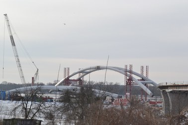 Rusza montaż ogromnych łuków mostowych na Wiśle