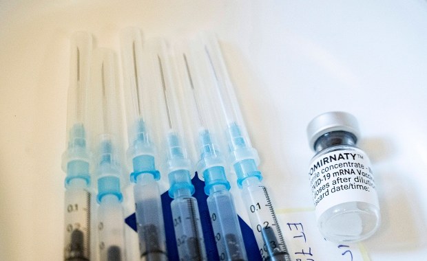 Rusza pakowanie szczepionek we Francji. Ma to przyspieszyć dostawy dla UE