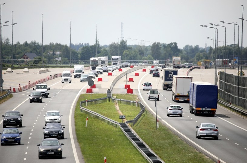 Ruszają konsultacje związane z rozbudową autostrady A2 na odcinku Warszawa - Łódź. W planach jest budowa nowych wewnętrznych pasów na odcinku 89 km /Piotr Molecki/East News /East News