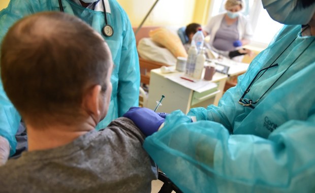 Ruszają szczepienia preparatem Moderny w Polsce. Szpitale modyfikują harmonogramy