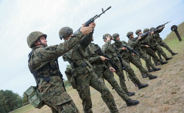 Ruszają szkolenia wojskowe. Sprawdź, kiedy możesz zacząć i ile za to dostaniesz