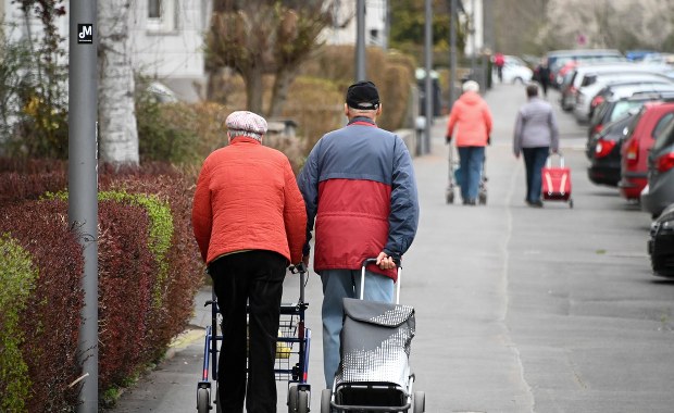 Ruszają wypłaty trzynastych emerytur. Kto dostanie pieniądze? 