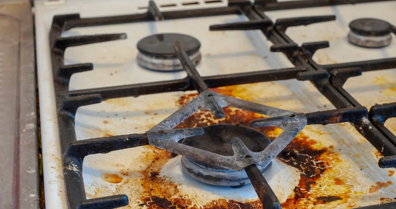 Ruszt kuchenki po gotowaniu niełatwo doczyścić, ale są na to domowe sposoby. Zrób to, a szybko usuniesz przypalone resztki, tłuszcz i osad /Pixel