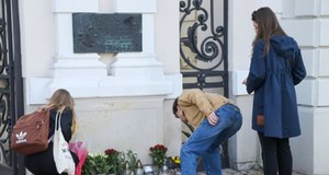 Ruszył na pomoc zaatakowanej kobiecie. Nowe informacje ws. rannego strażnika UW