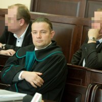 Oskarżeni policjanci Remigiusz M. i Maciej L. oraz adwokat Marcin Piotrowski