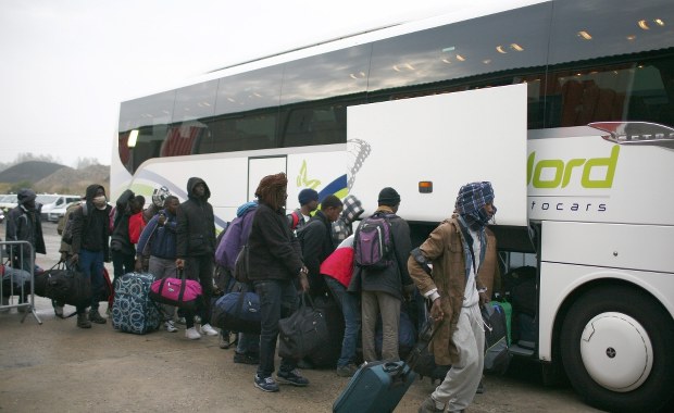 Ruszyła likwidacja dżungli w Calais - wielotysięcznego obozowiska dla uchodźców