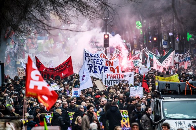 Ruszyła wspólna demonstracja związkowców i członków ruchu „żółtych kamizelek” w Paryżu /CHRISTOPHE PETIT TESSON /PAP/EPA