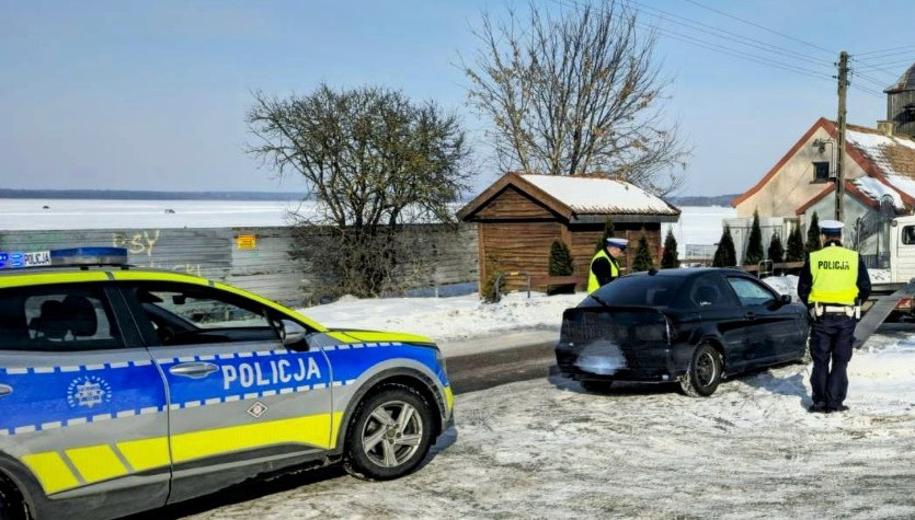 Ruszyli ścigać się na zamarzniętych Śniardwach. Policja wyszła im naprzeciw