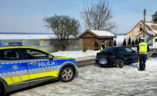 Ruszyli ścigać się na zamarzniętych Śniardwach. Policja wyszła im naprzeciw