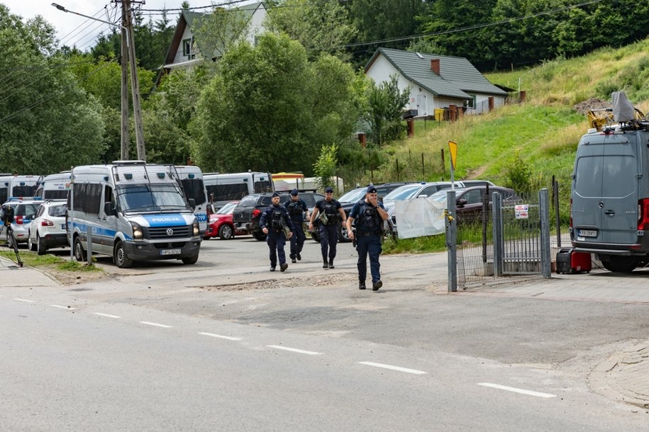 Ruszyło śledztwo ws. śmierci Tadeusza D. Na miejscu wciąż nie brakuje policji /Anna Kaczmarz /East News