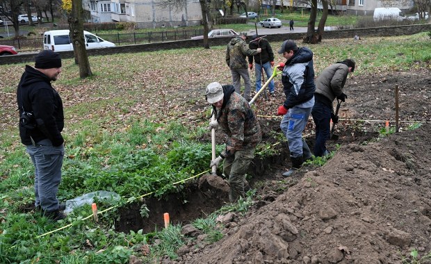 Ruszyły ekshumacje polskich żołnierzy. Pomagają Ukraińcy