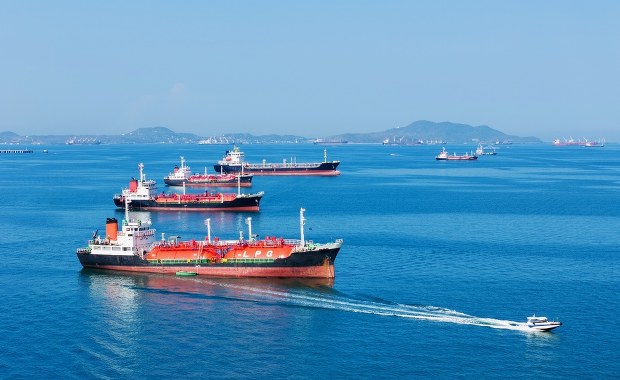 Ruszyły. Kilkadziesiąt statków płynie w kierunku cieśniny Ormuz