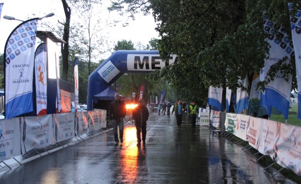 Ruszyły Krakowskie Spotkania Biegowe! Pokonali nocą 10 km