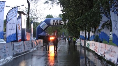 Ruszyły Krakowskie Spotkania Biegowe! Pokonali nocą 10 km