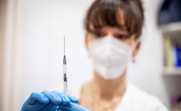 Ruszyły szczepienia seniorów przeciw Covid-19. Najpierw grupa 70+