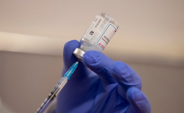 Ruszyły zapisy na szczepienia przeciw Covid-19 dla 69-latków 