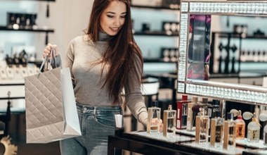 Ruszyły zimowe wyprzedaże: Perfumy nawet 60% taniej w popularnej drogerii!