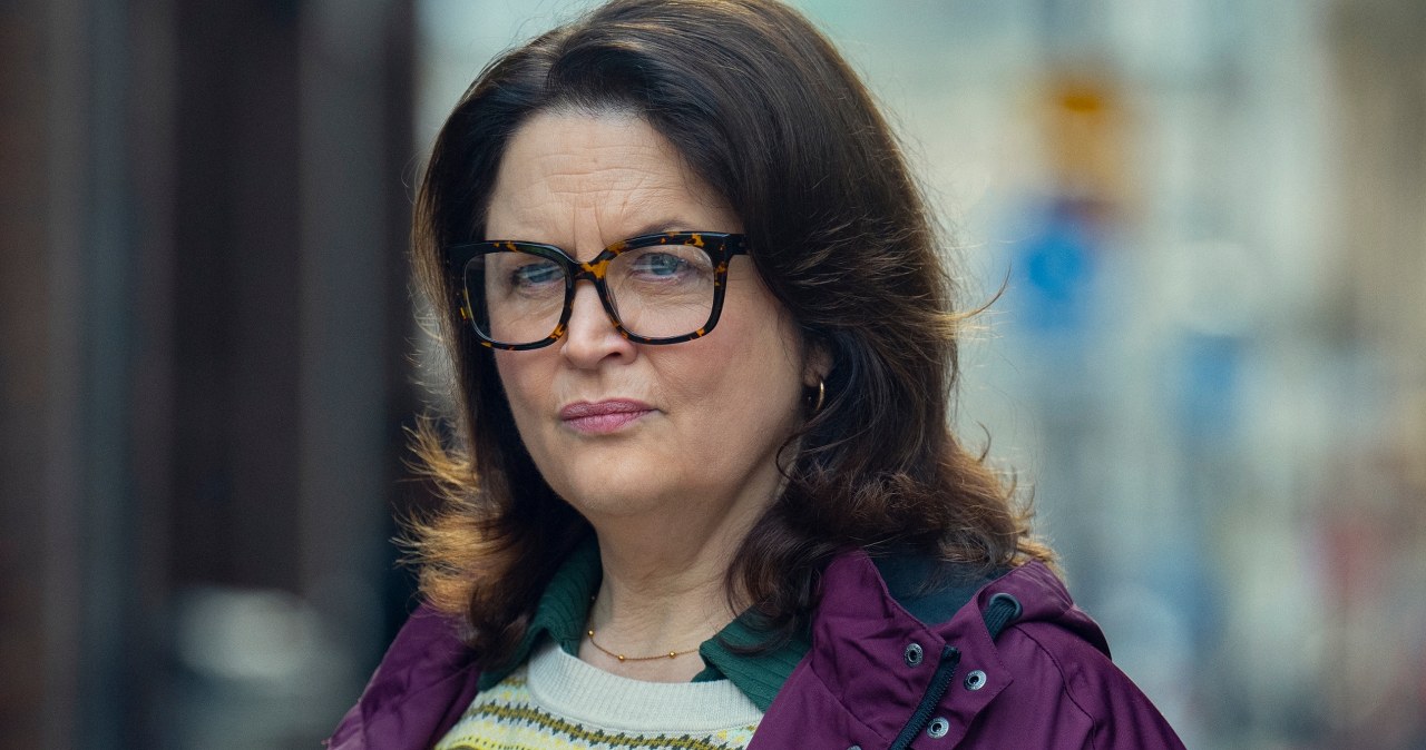 Ruth Jones w serialu "O krok za daleko" /Netflix