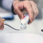 Rutynowe mycie zębów zakończyło się pobytem w szpitalu. Lekarze zabrali głos