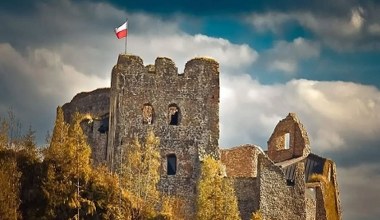 Руїни цього замку варто відвідати восени. Неподалік ви знайдете озеро "Польська Гарда" та вид на П'єніни