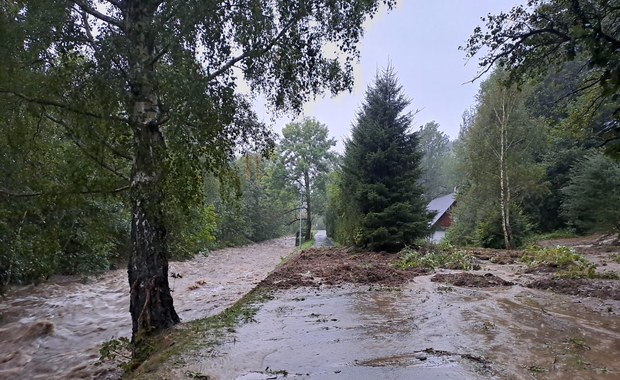 Rwąca rzeka porwała auto z trzema osobami, trwają poszukiwania