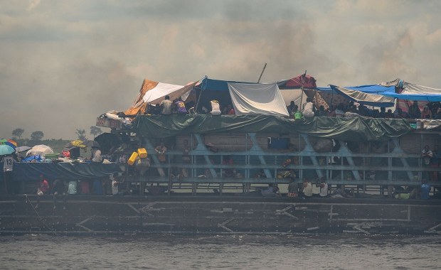 Rwące wody rzeki porwały statek. Dziesiątki zabitych, bilans ofiar rośnie