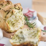Rwany chlebek to popisowe danie nie tylko na grilla. Jest tak dobry, że można jeść bez dodatków