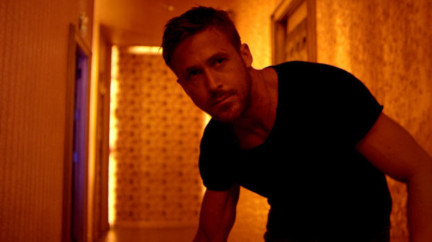 Ryan Gosling na fali. Po świetnej roli w "Drive", tym razem powraca w filmie "Tylko bóg wybacza" /materiały dystrybutora