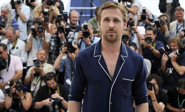 Ryan Gosling na tle tłumu fotoreporterów na festiwalu w Cannes /AFP