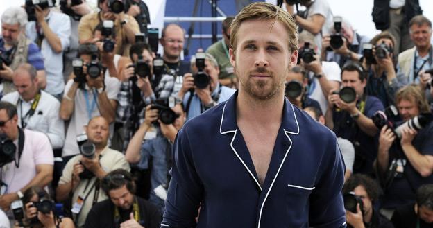 Ryan Gosling na tle tłumu fotoreporterów na festiwalu w Cannes /AFP