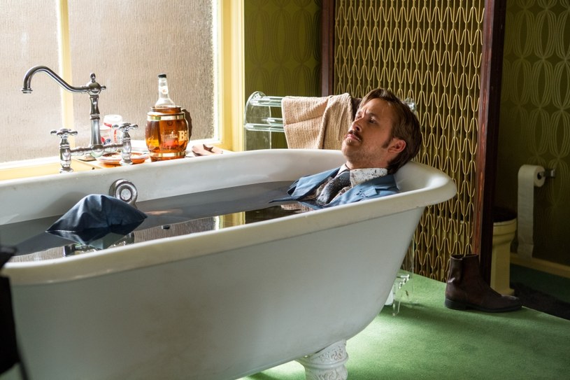 Ryan Gosling w scenie z filmu "Nice Guys. Równi goście" /materiały prasowe