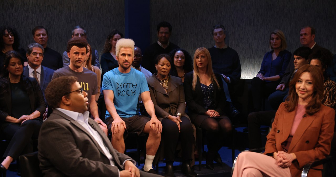 Ryan Gosling (w środku w niebieskiej koszulce) w programie "Saturday Night Live" /	NBC / Contributor /Getty Images