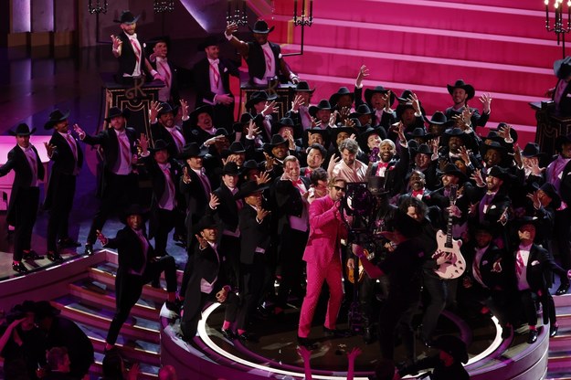 Ryan Gosling z grupą tancerzy na oscarowej scenie /CAROLINE BREHMAN /PAP/EPA