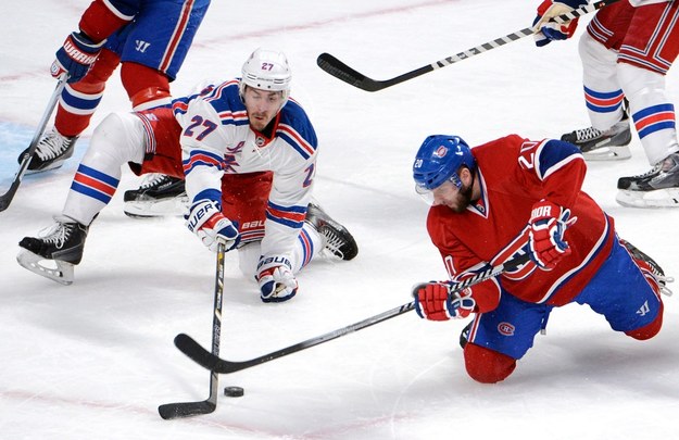 Ryan McDonagh z New York Rangers i Thomas Vanek z Montreal Canadiens w drugim meczu rywalizacji, 19 maja 2014 /HELMUT FOHRINGER /PAP/EPA
