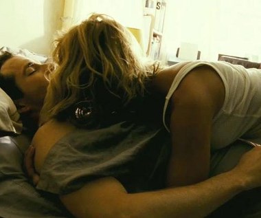 Ryan Reynolds i Nora Arenzeder w scenie z filmu "Safe House"