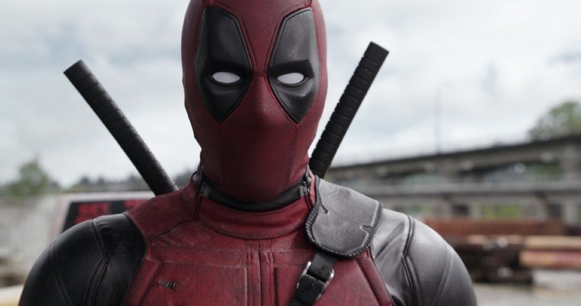 Ryan Reynolds jako tytułowy bohater filmu "Deadpool" /materiały dystrybutora