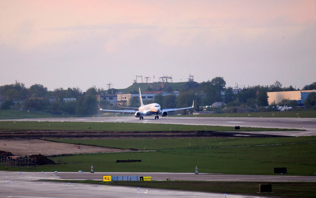 Ryanair Boeing 737-800 ląduje na międzynarodowym lotnisku w Wilnie na Litwie /STRINGER /PAP/EPA