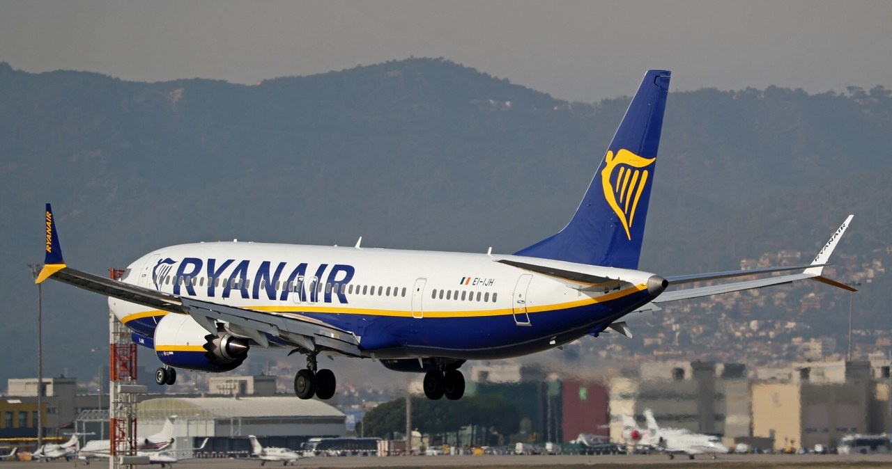 Ryanair musi zwrócić pasażerce 150 euro po przegranym procesie o opłaty za bagaż podręczny. /Nur Photo/East News /East News