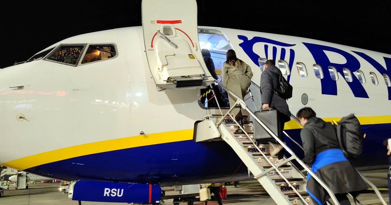 Ryanair ograniczy loty z Polski. /Albin Marciniak/East News /East News