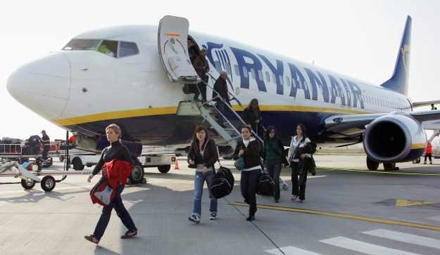 Ryanair pozwoli na oglądanie filmów dla dorosłych /AFP