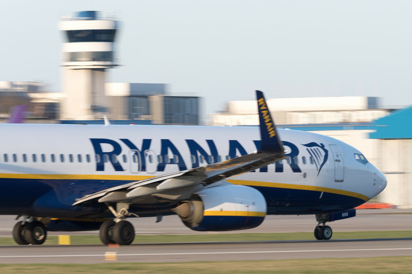 Ryanair wprowadził nowe wymogi dla pasażerów z paszportami RPA /Wojciech Strozyk/REPORTER /East News