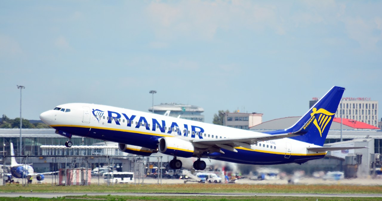 Ryanair zwiększy liczbę lotów m.in. z Polski. To efekt wojny w Ukrainie. Nz. maszyna Ryanaira w Warszawie /123RF/PICSEL