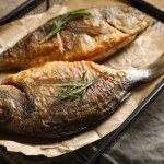 smażenie Ryba ciągle przywiera do patelni i rozpada się przy obracaniu? Greccy kucharze smażą ją zupełnie inaczej