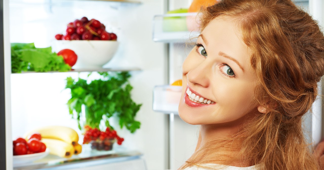 Ryba po grecku może trafić nie tylko do lodówki, ale i do zamrażalnika. Dzięki temu długo zachowa świeżość. /123RF/PICSEL