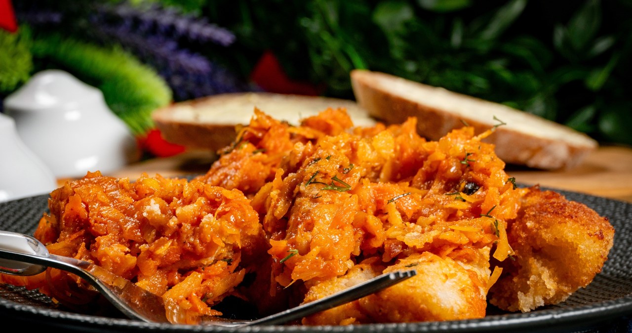 Ryba po grecku wyjdzie idealna, gdy zastosujemy triki Roberta Makłowicza /arfo /123RF/PICSEL